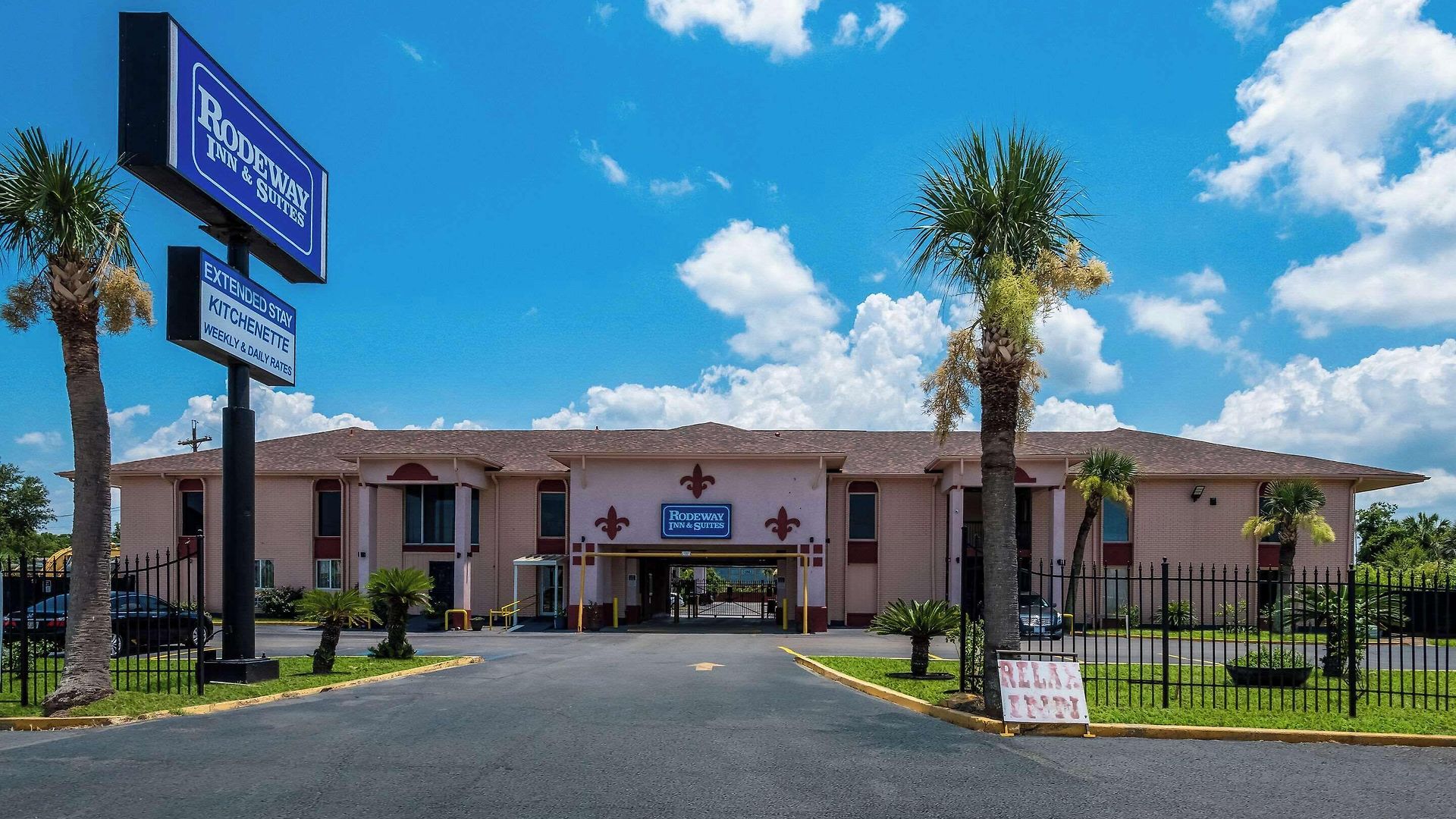 Hotel Relax Inn & Suites