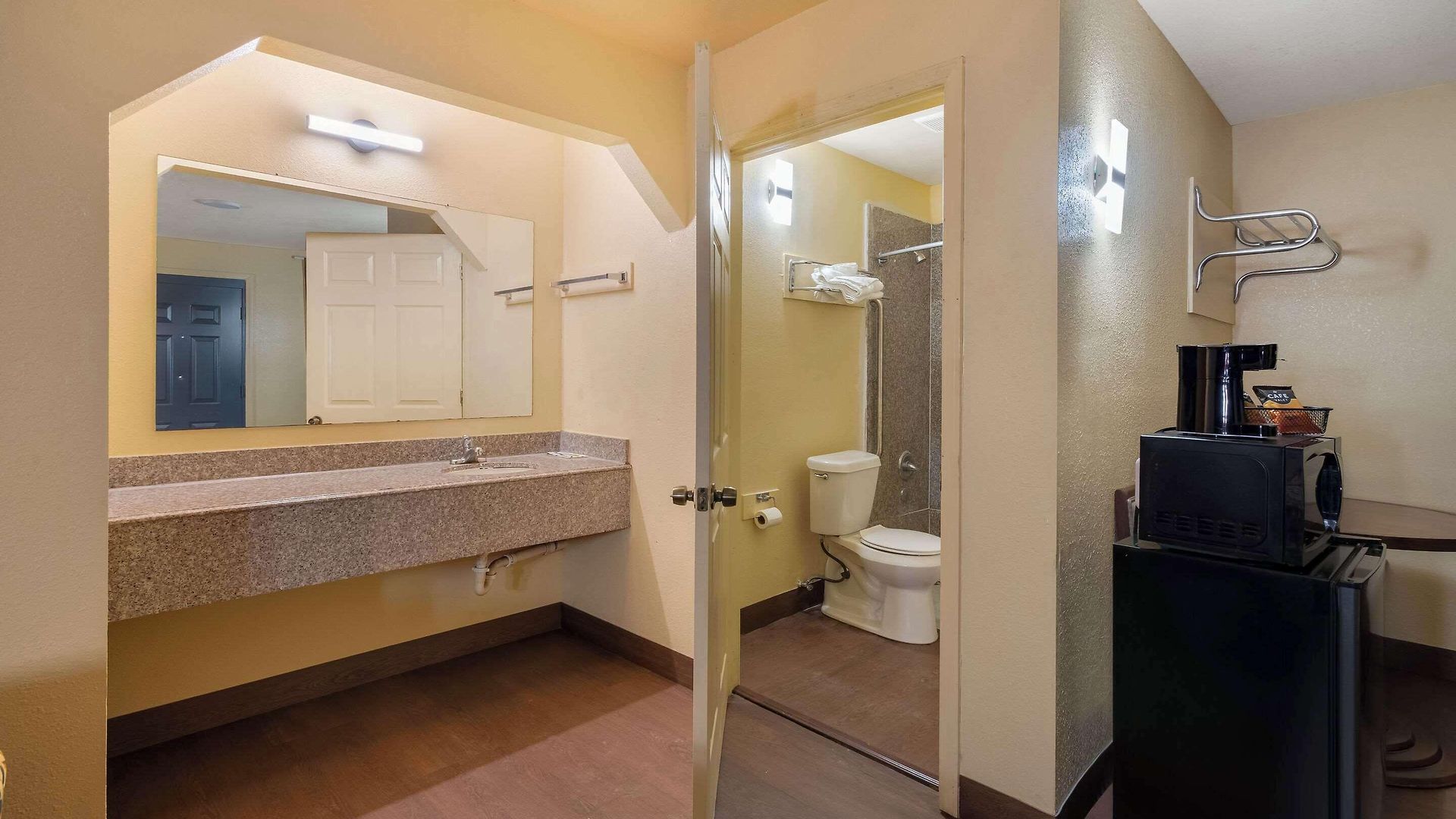 Relax Inn & Suites