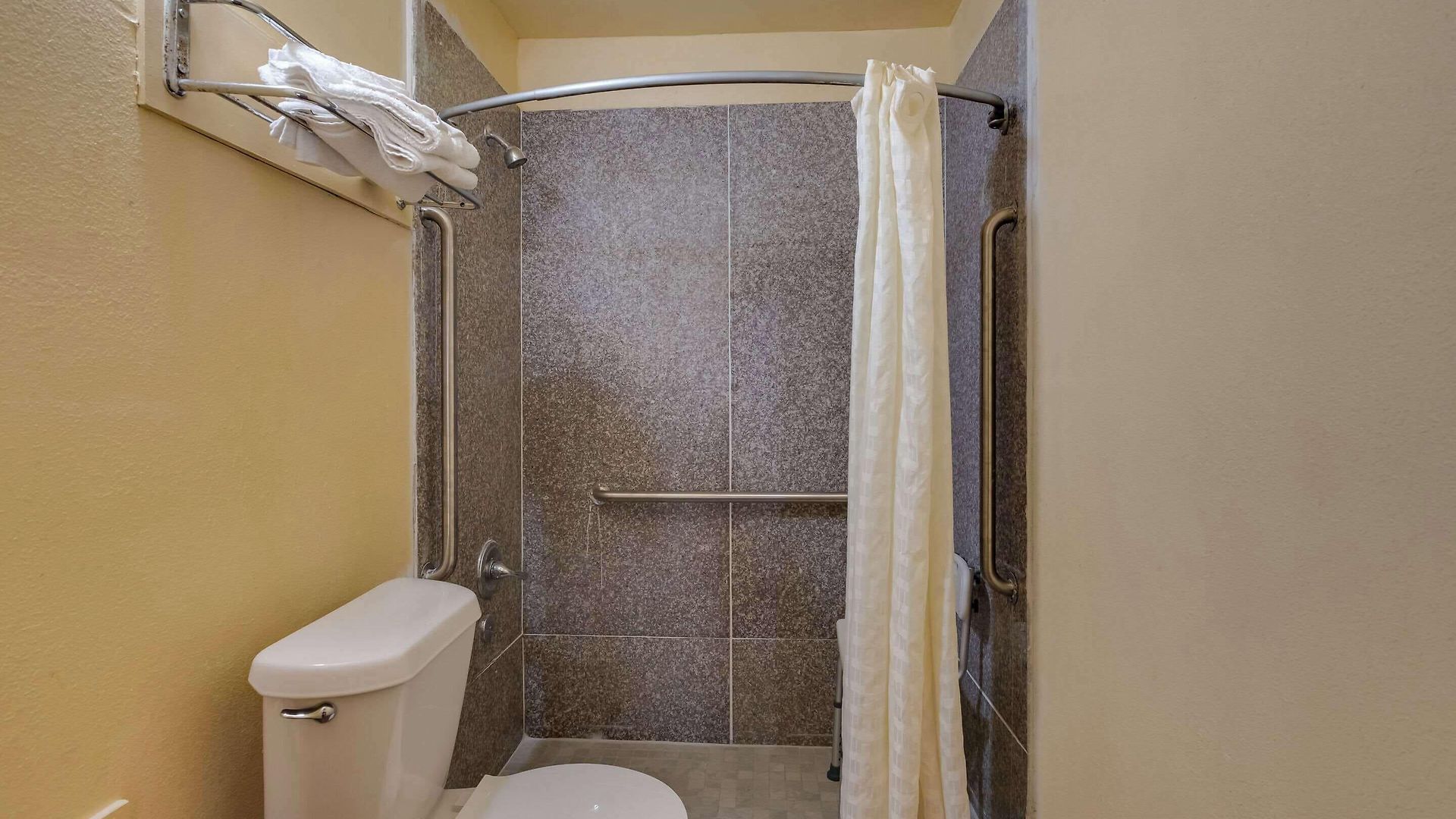 Relax Inn & Suites Hotel