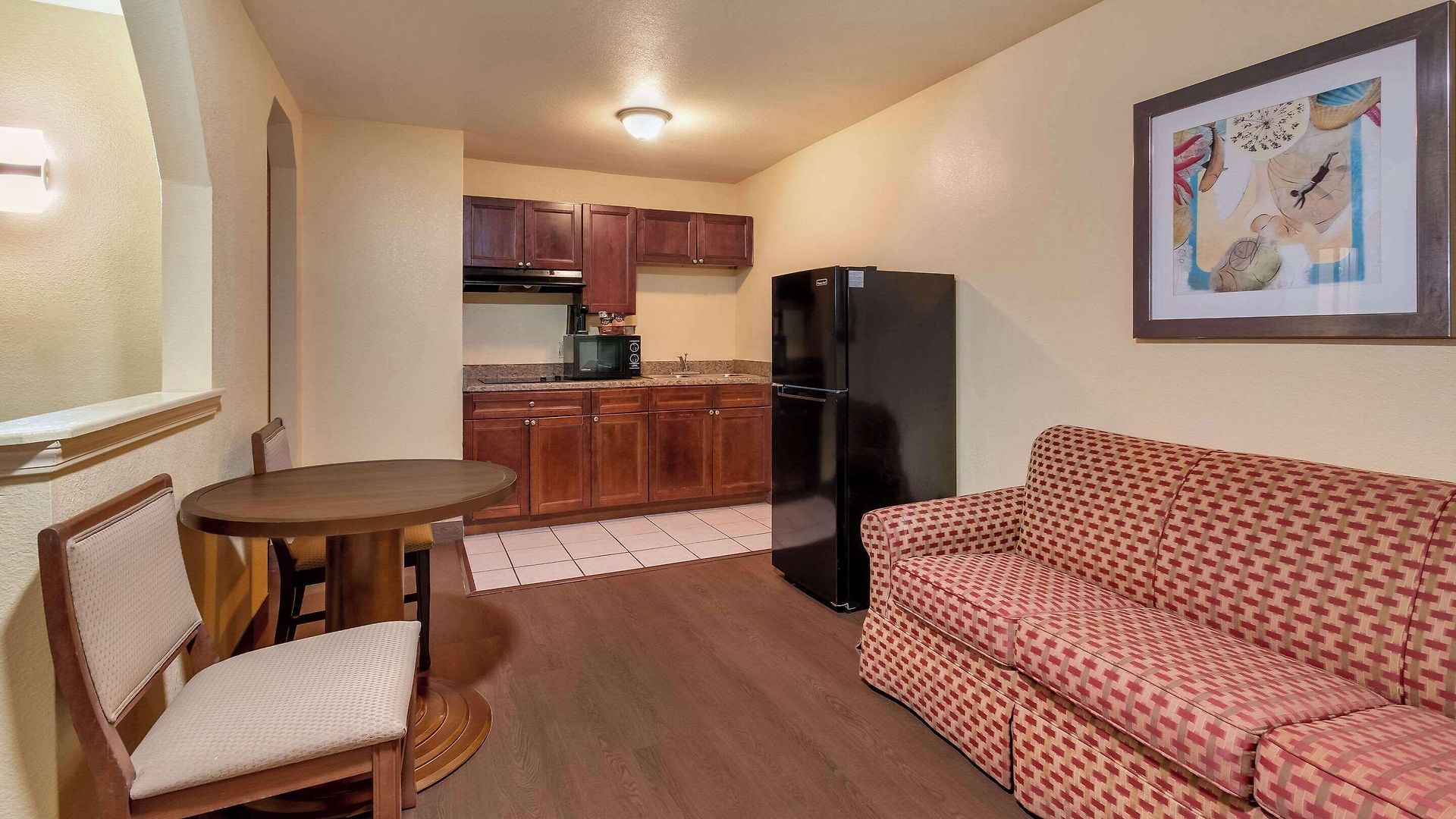 Relax Inn & Suites *