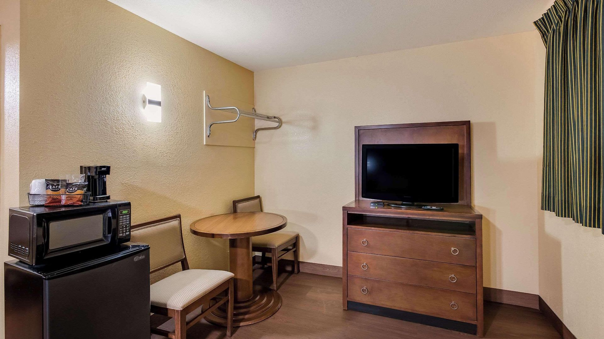 Relax Inn & Suites *