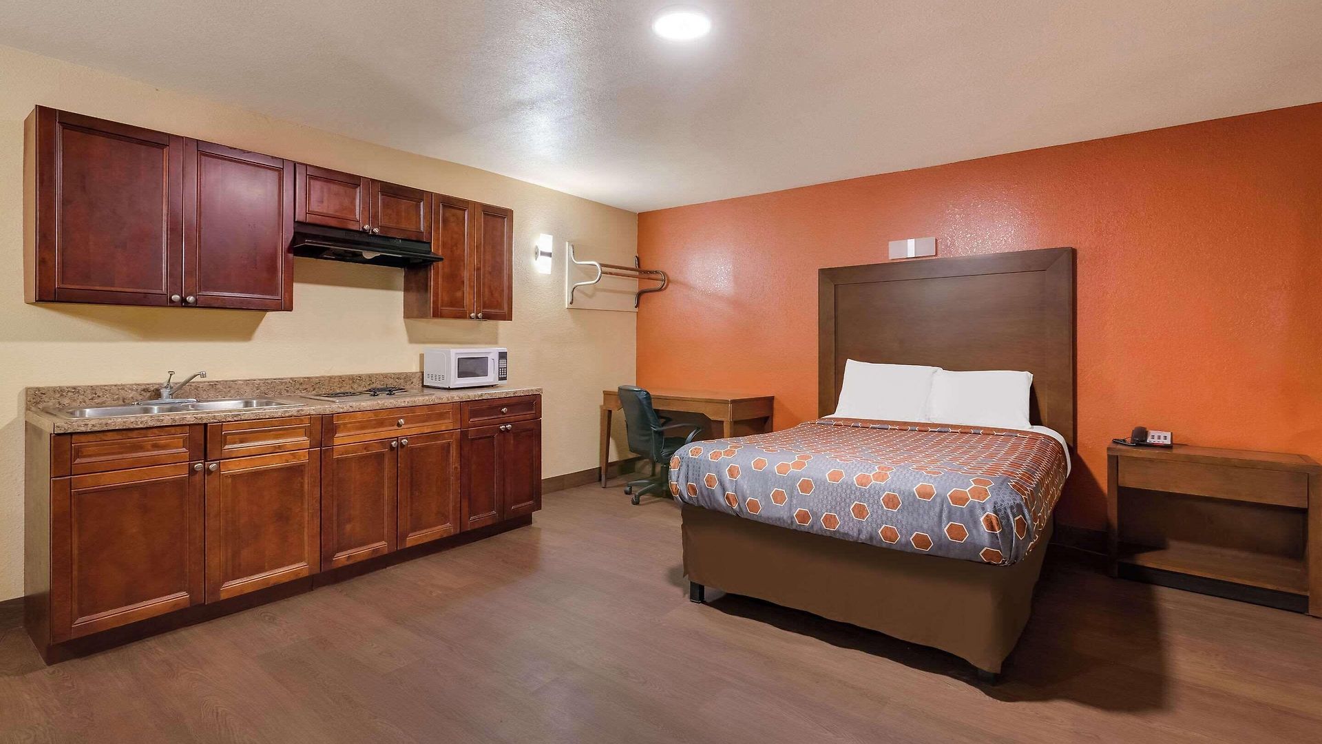 Relax Inn & Suites *