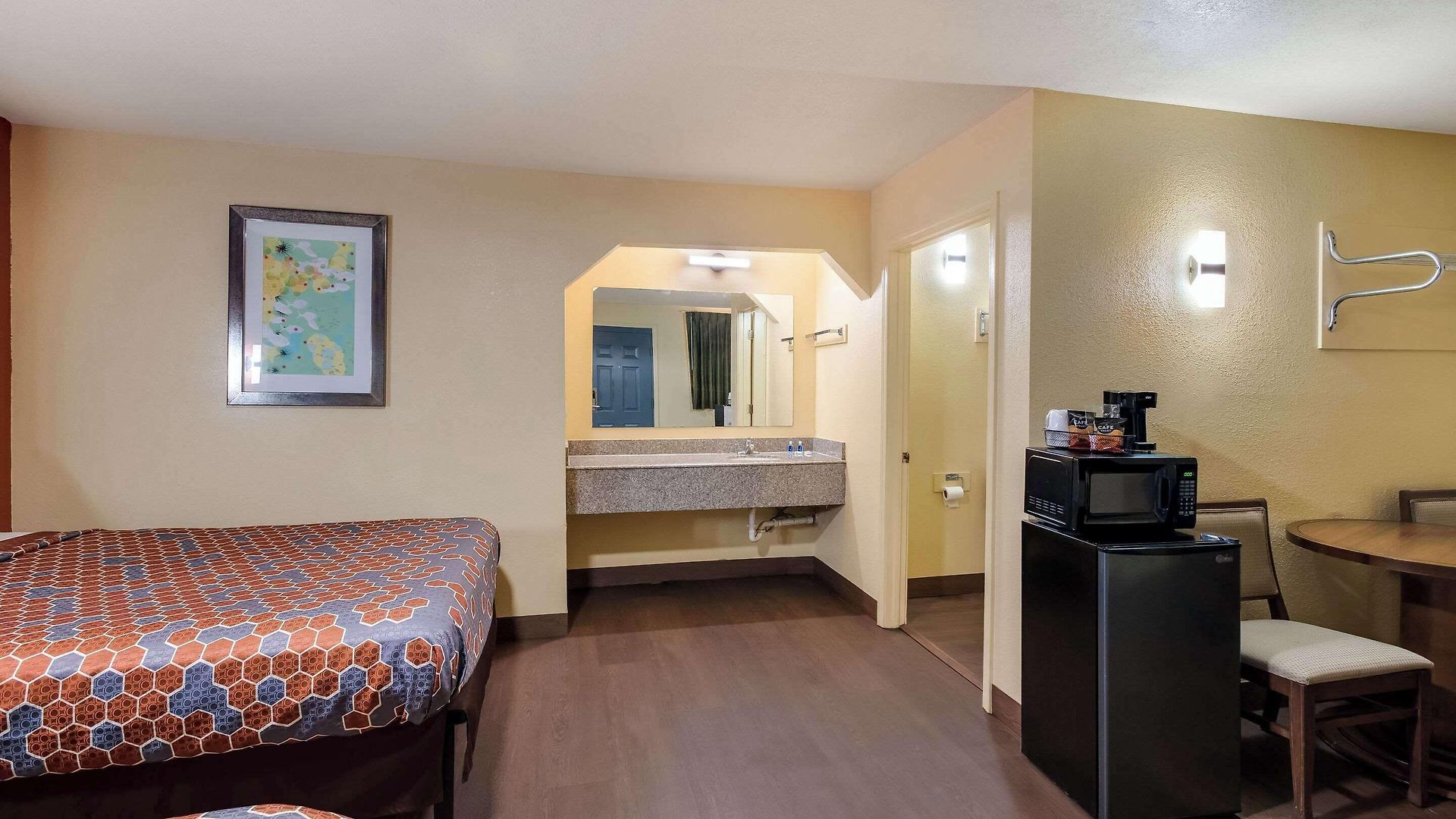 Relax Inn & Suites Hotel