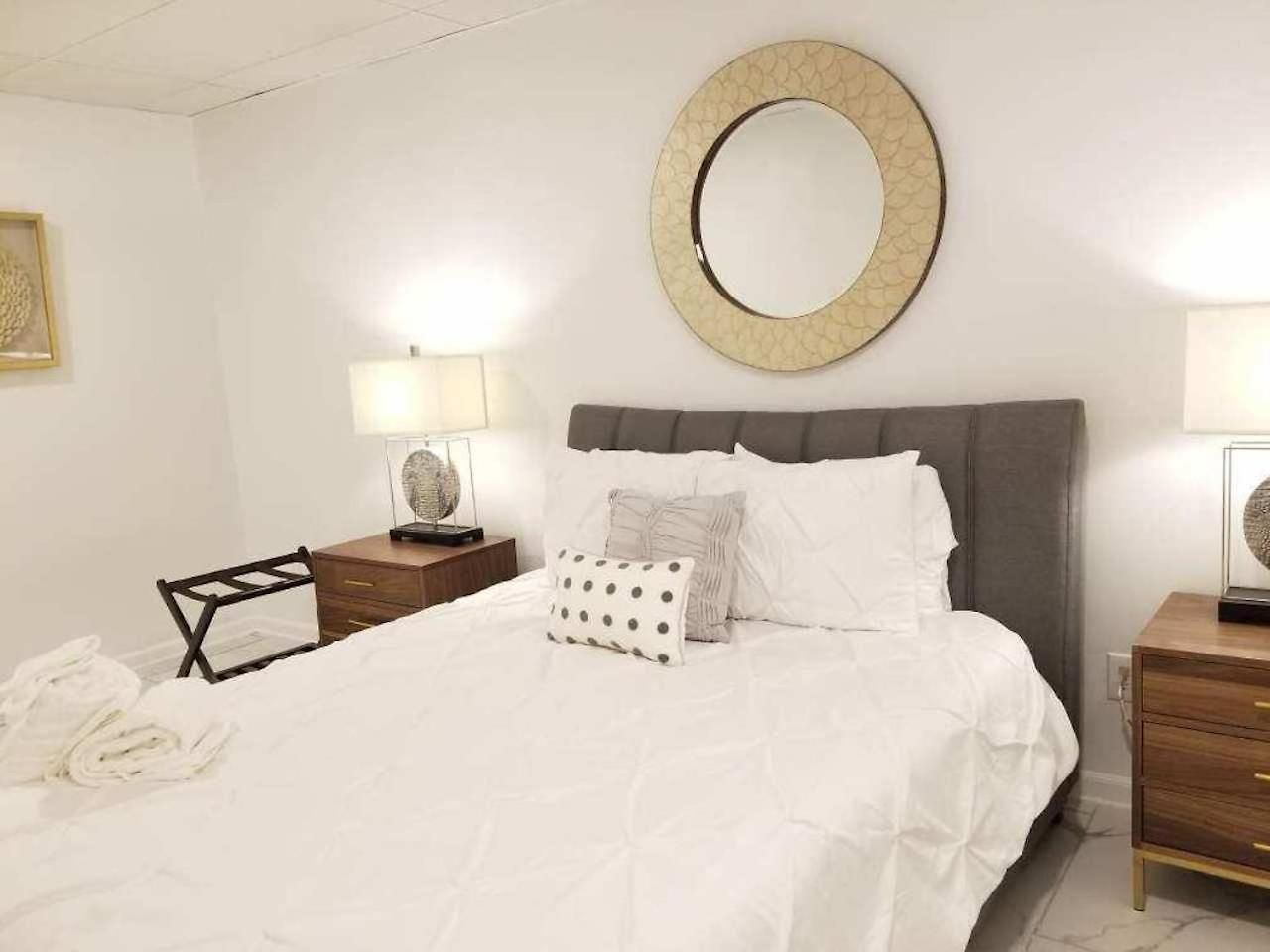 Hotel 7 Br- Sleeps 15! Famous Lakefront Amazing Property!