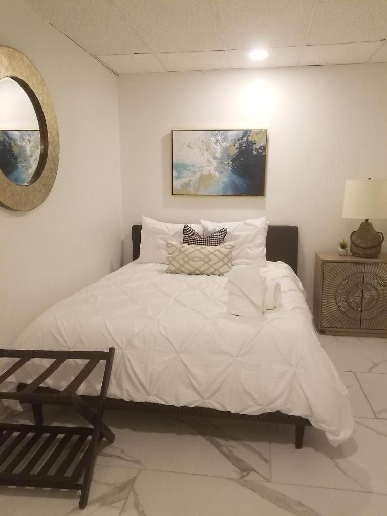 Hotel 9br-sleeps 19. Amazing Deal!!