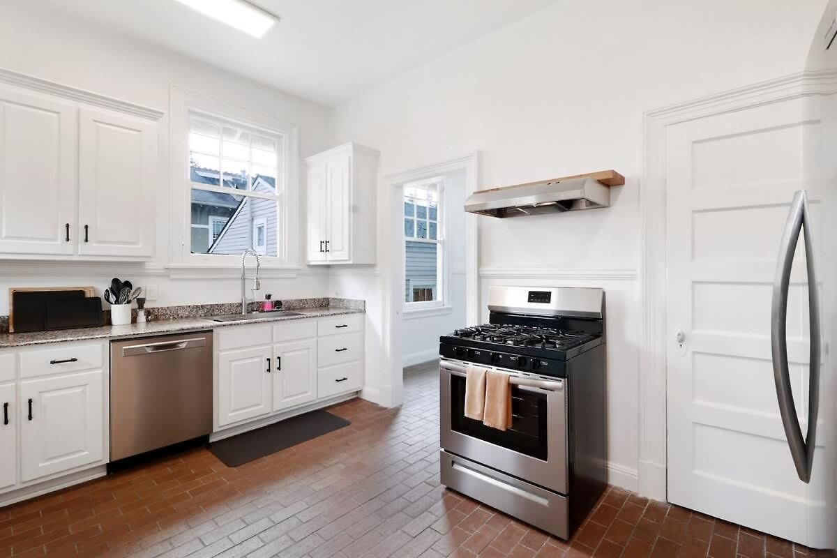 Spacious And Elegant Family In Mid-city *