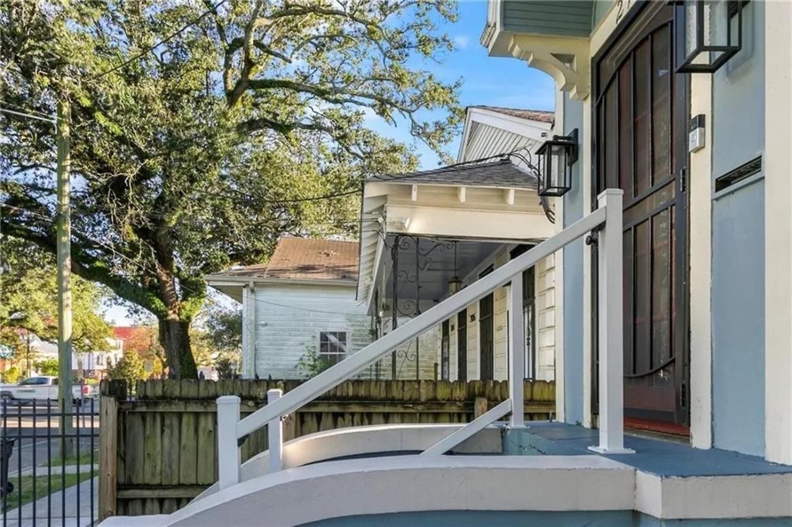 Spacious Full Duplex 8 Bedrooms For 20 New Orleans