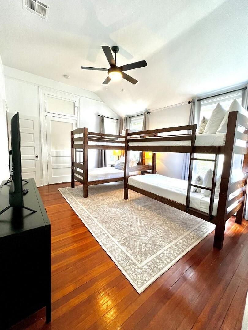 Spacious And Elegant Family In Mid-city Holiday home *