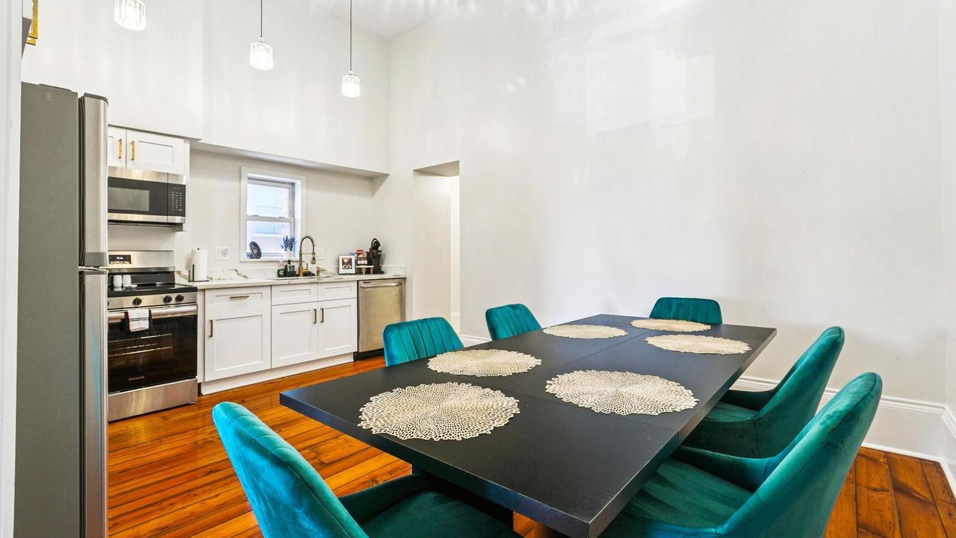Stylish & Spacious In Apartment