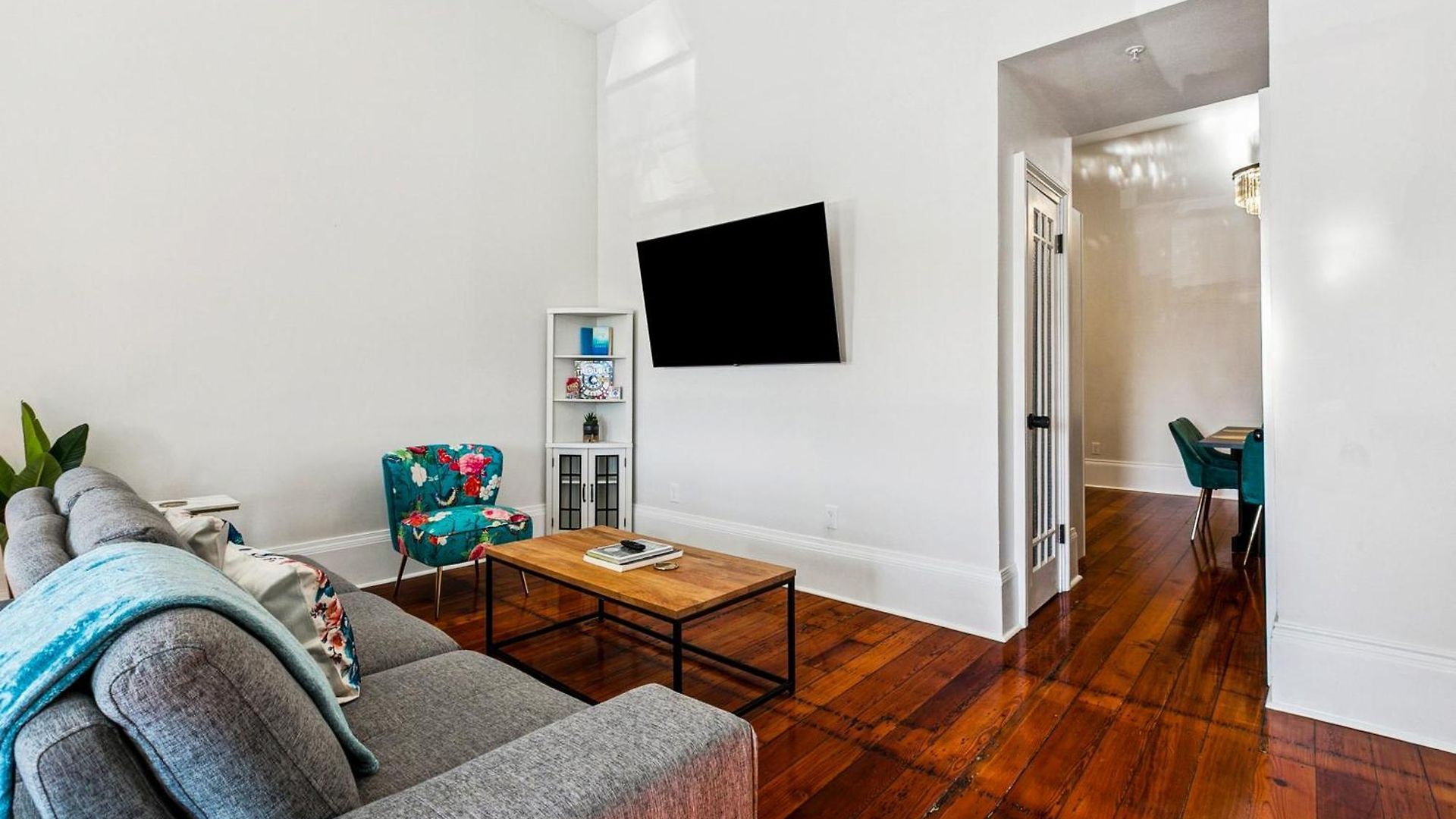 Stylish & Spacious In Apartment