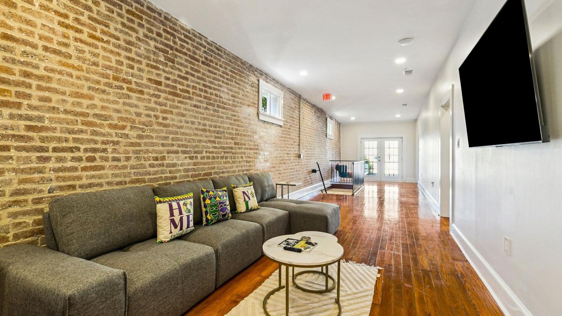 Stylish & Spacious In Apartment