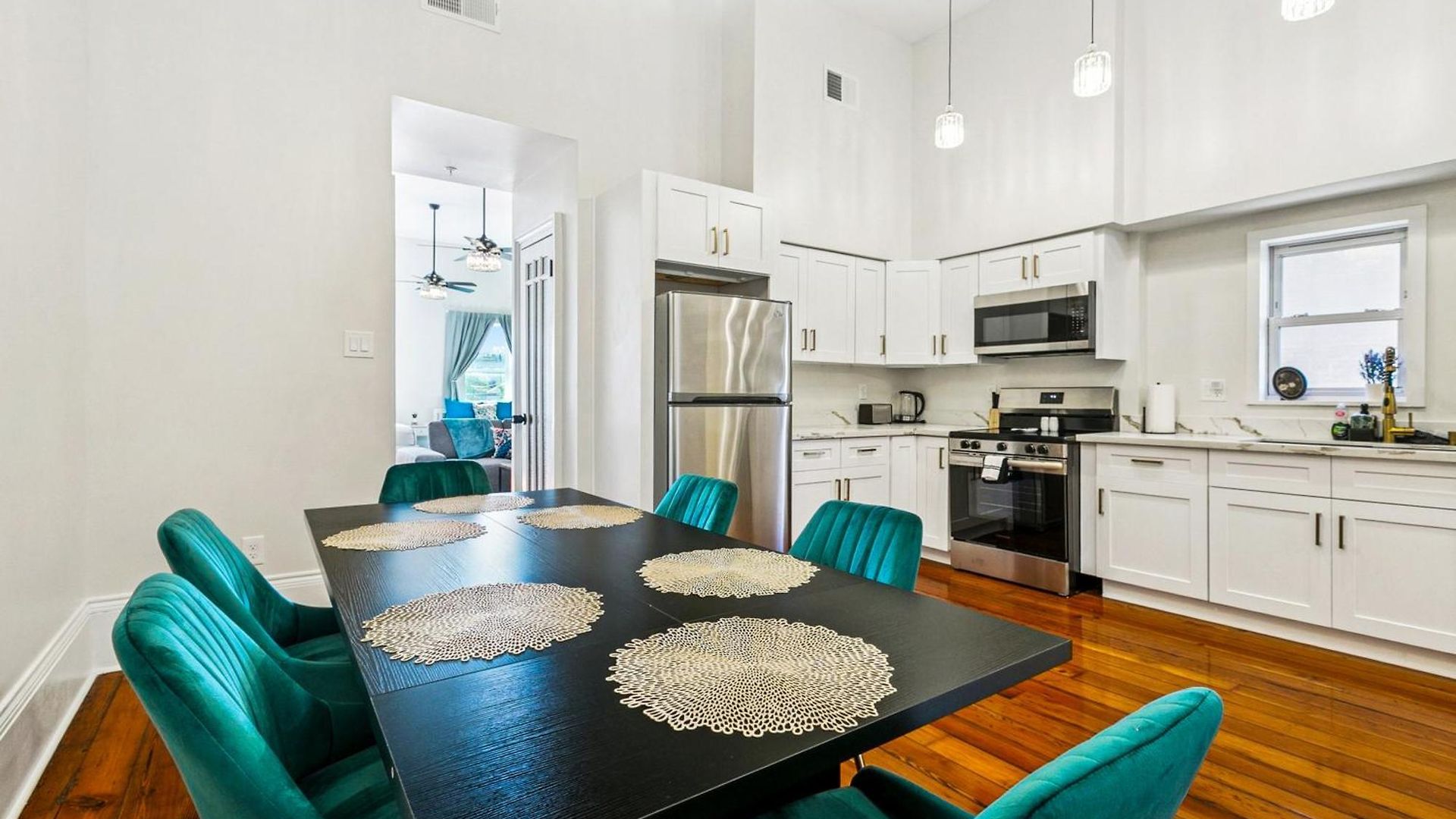 Stylish & Spacious In Apartment