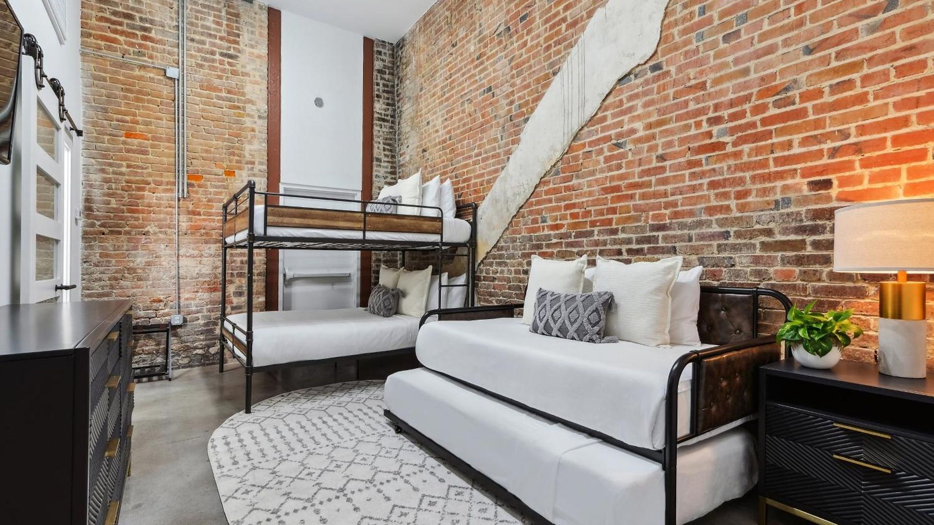 Exquisite Flat In Arts District Apartment