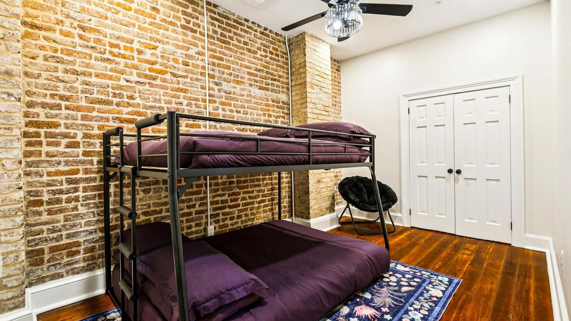 Stylish & Spacious In Apartment