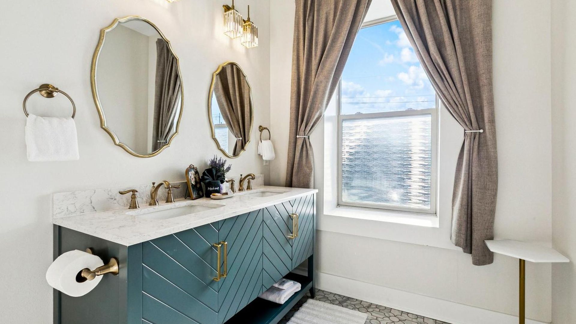 Stylish & Spacious In Apartment *