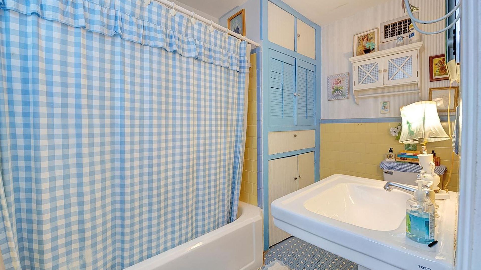 4br 3 Ba Huge, Balcony, Cemetery, Streetcar Sleeps 8!