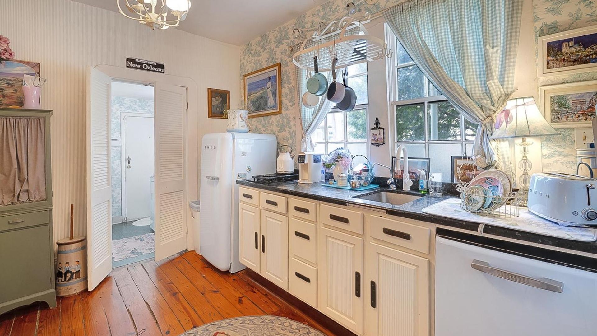 4br 3 Ba Huge, Balcony, Cemetery, Streetcar Sleeps 8! Holiday home *