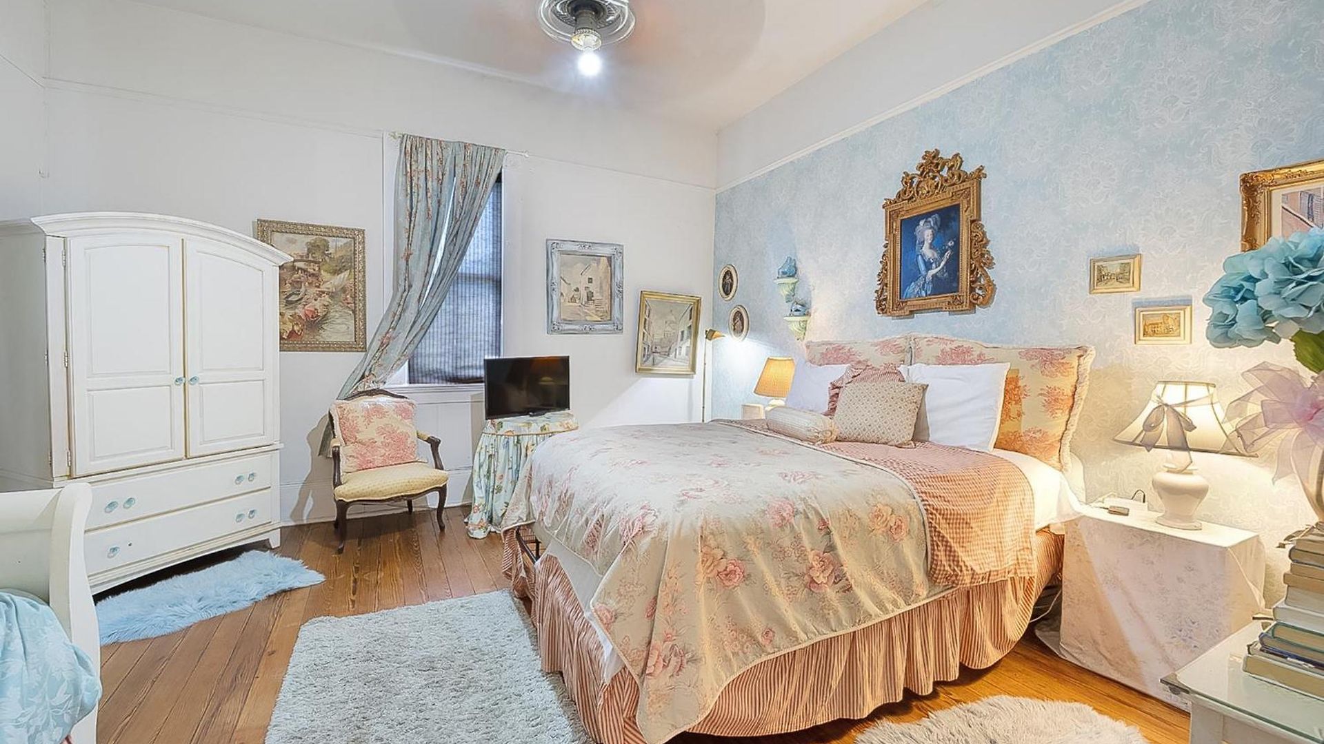 4br 3 Ba Huge, Balcony, Cemetery, Streetcar Sleeps 8! Holiday home