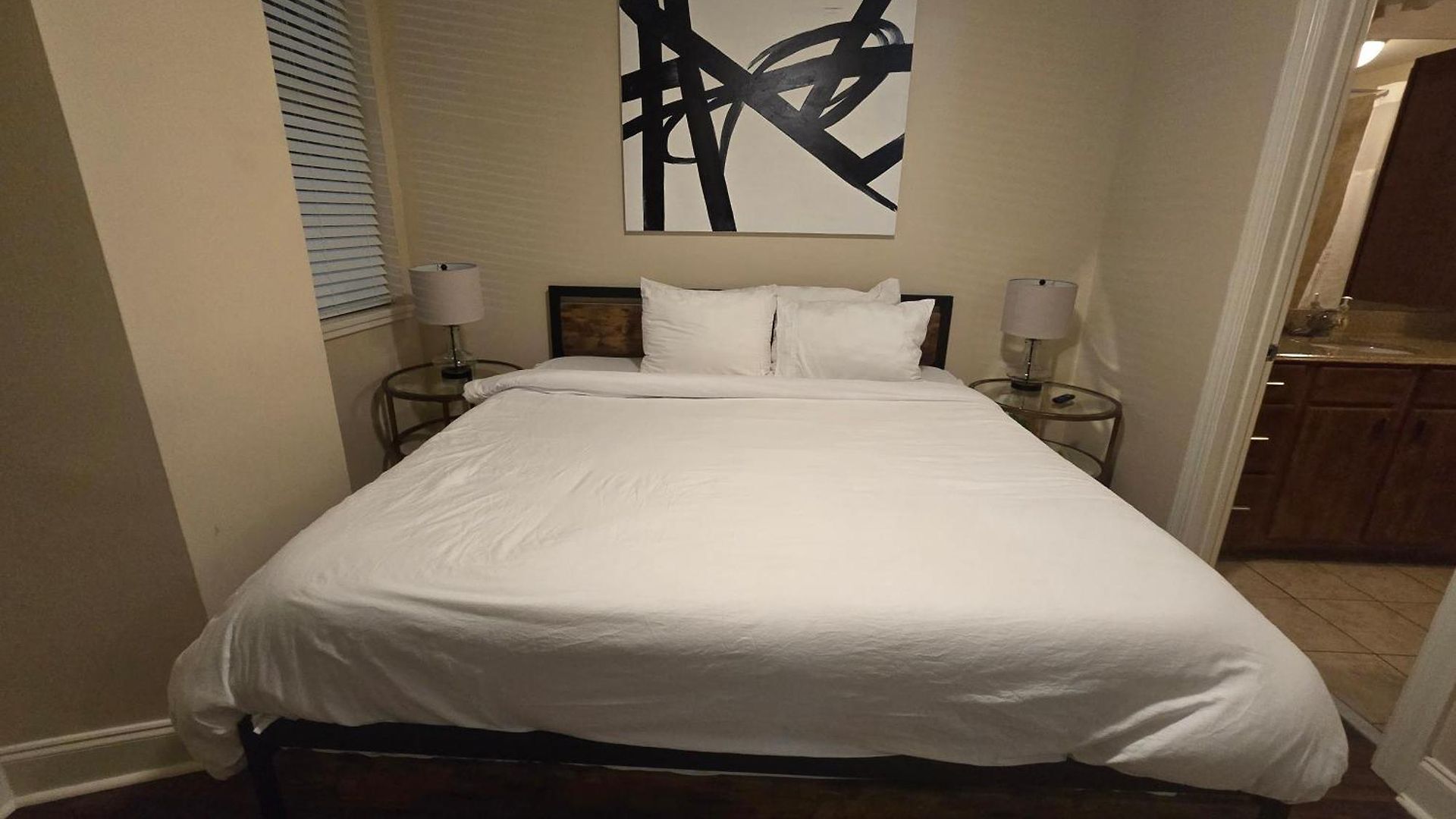 Apartment Beautiful Walk To French Quarter, Pool, Gym, View *