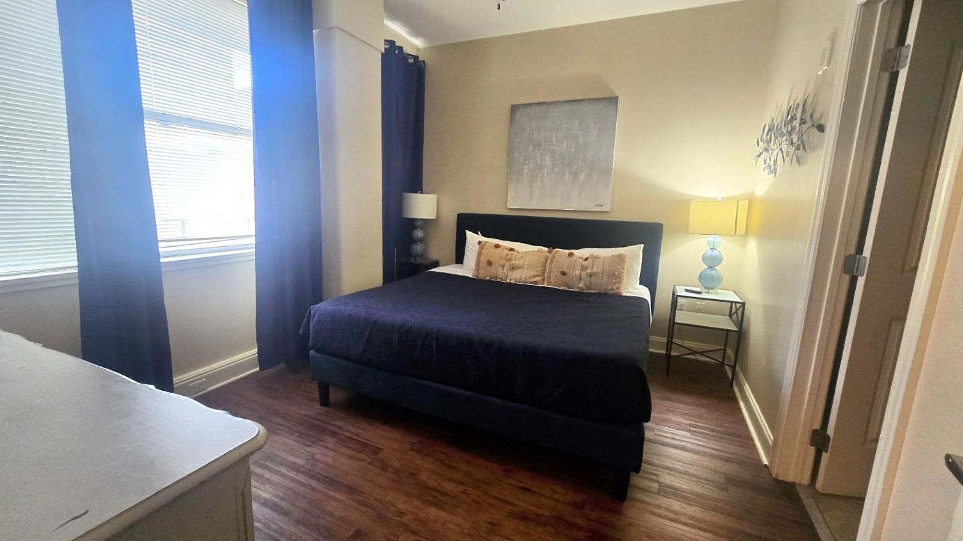 Apartment Beautiful Walk To French Quarter, Pool, Gym, View *