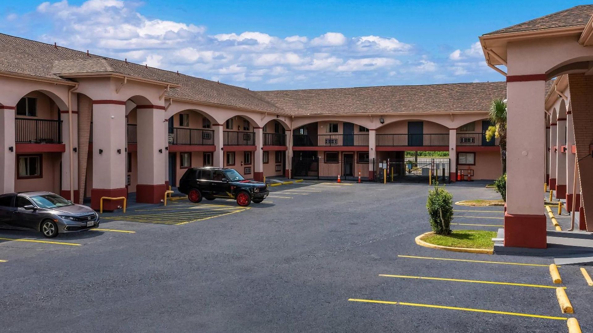 Relax Inn & Suites Hotel