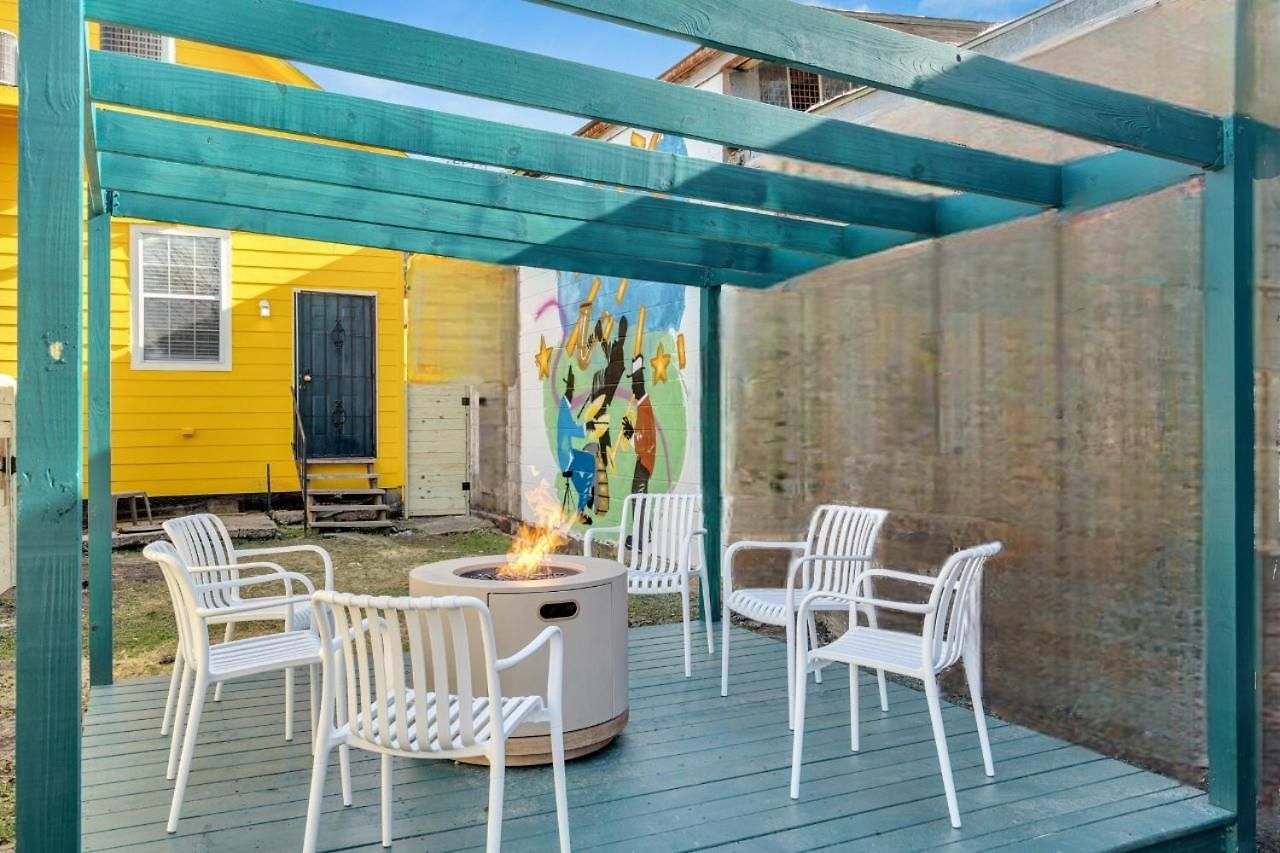 Shotgun W Porch & Backyard Near Streetcar Holiday home