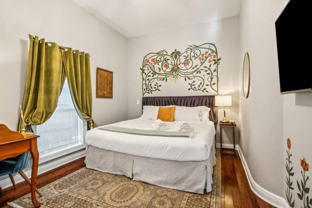 Spacious 5br 3ba With Private Courtyard And Heated Pool