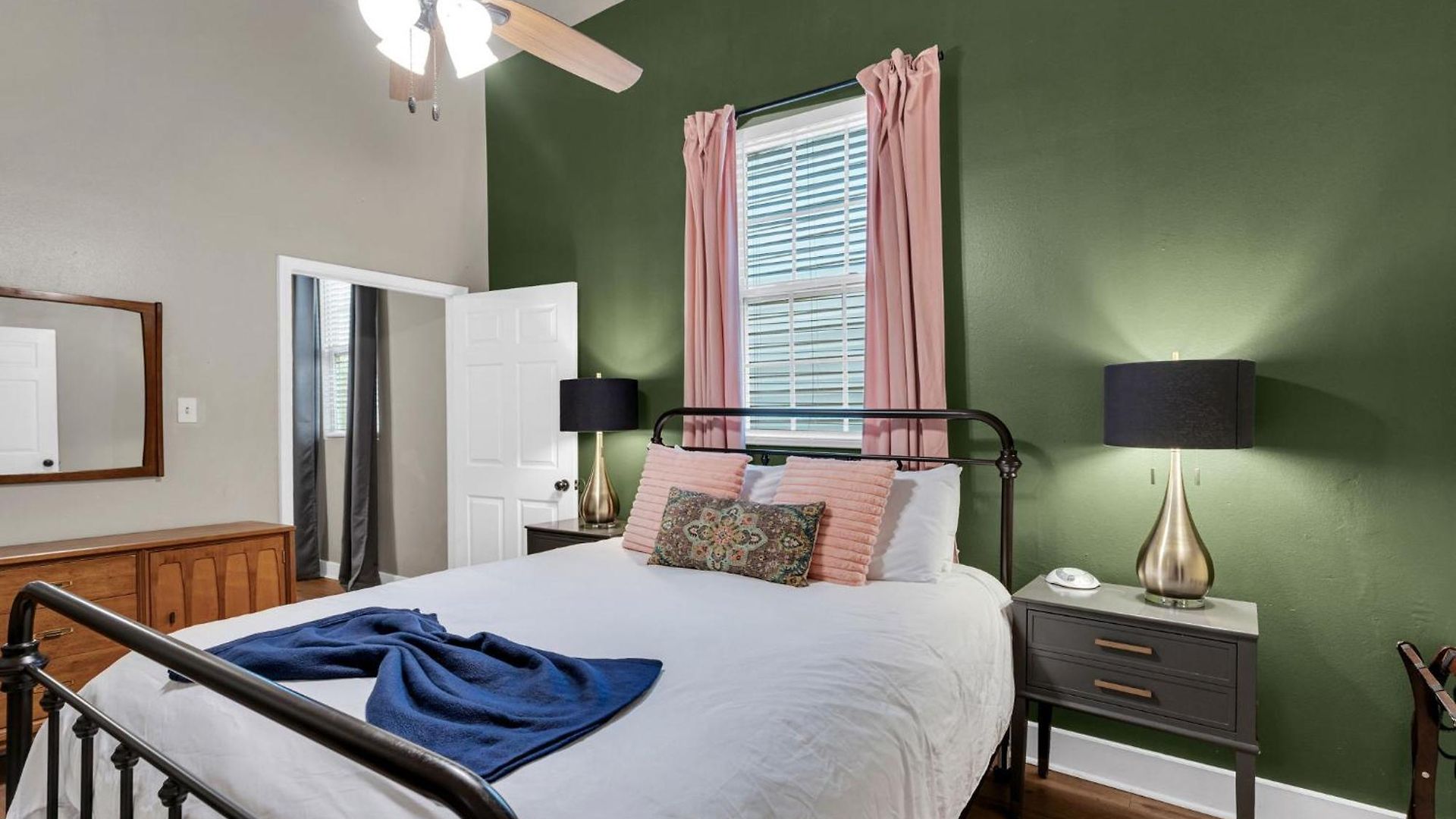 Tranquil Retreat W High Ceilings Near Streetcar *