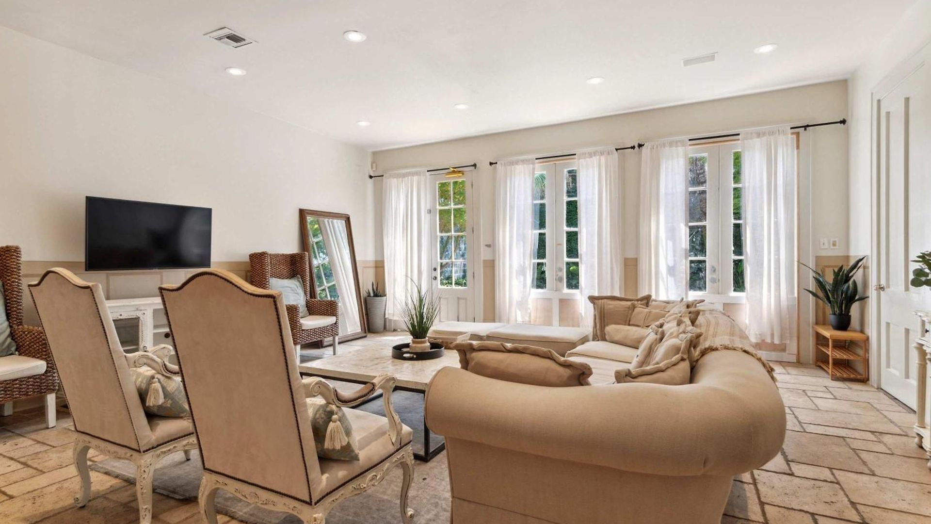 Bright W Heated Pool & Pool Table 5br 4ba *