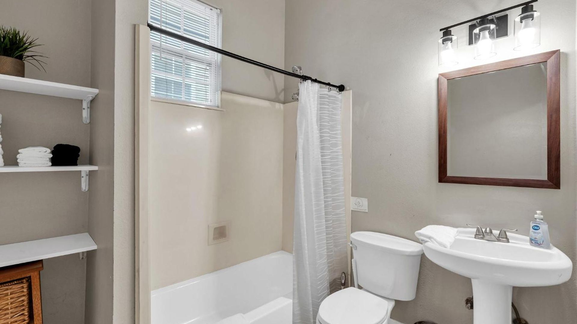 Tranquil Retreat W High Ceilings Near Streetcar Holiday home New Orleans