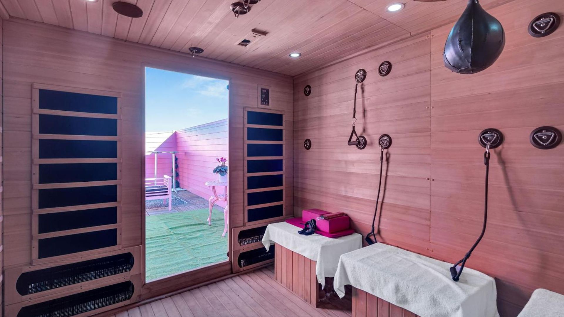 Barbie Dream W Hot Tub Sauna Near Fq Bed & Breakfast