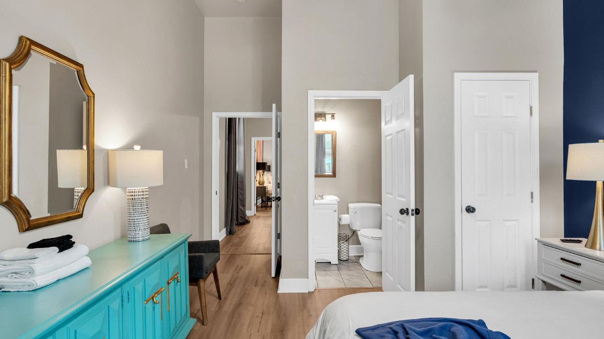 Tranquil Retreat W High Ceilings Near Streetcar Holiday home