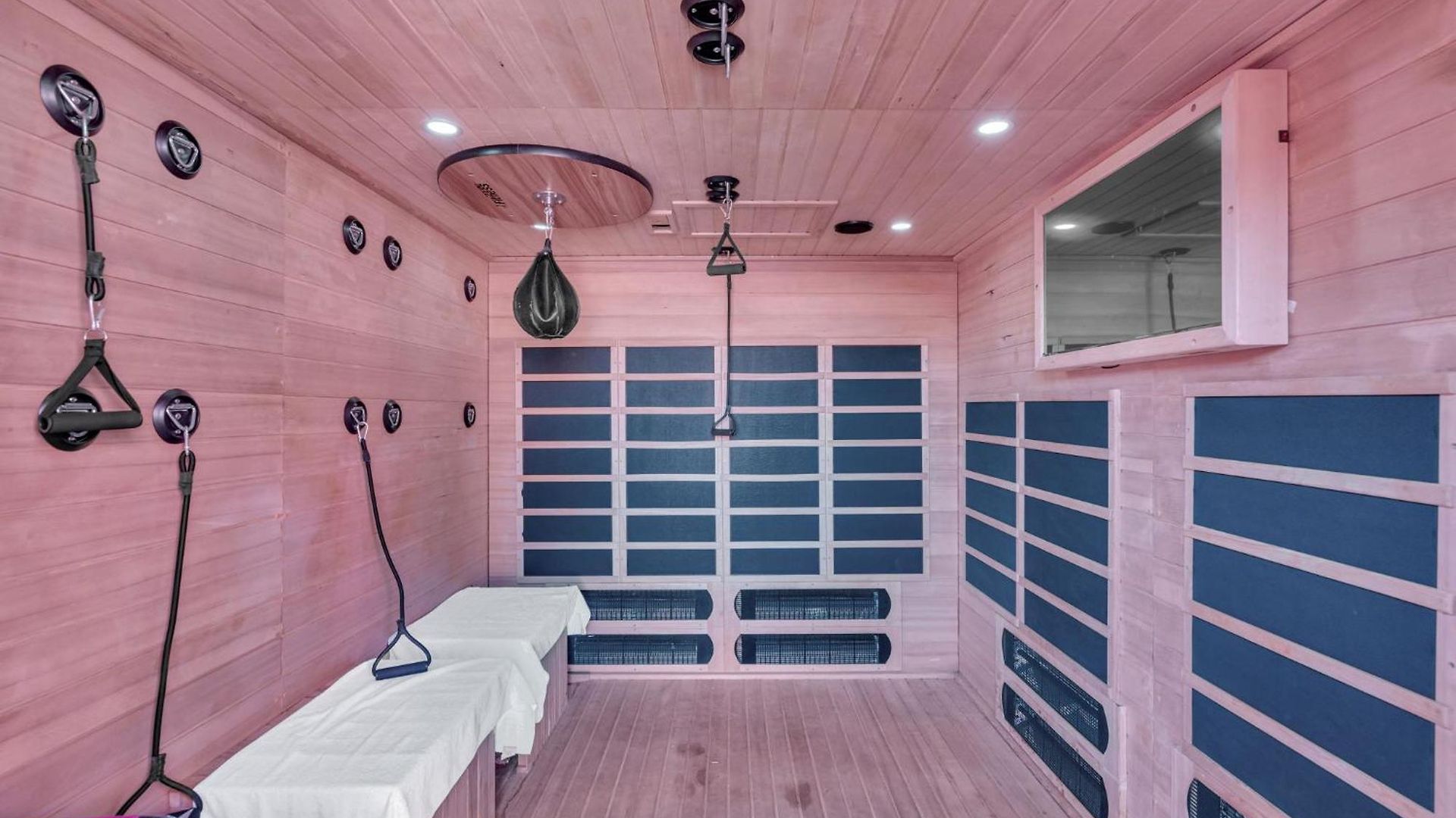 Barbie Dream W Hot Tub Sauna Near Fq Bed & Breakfast 3*