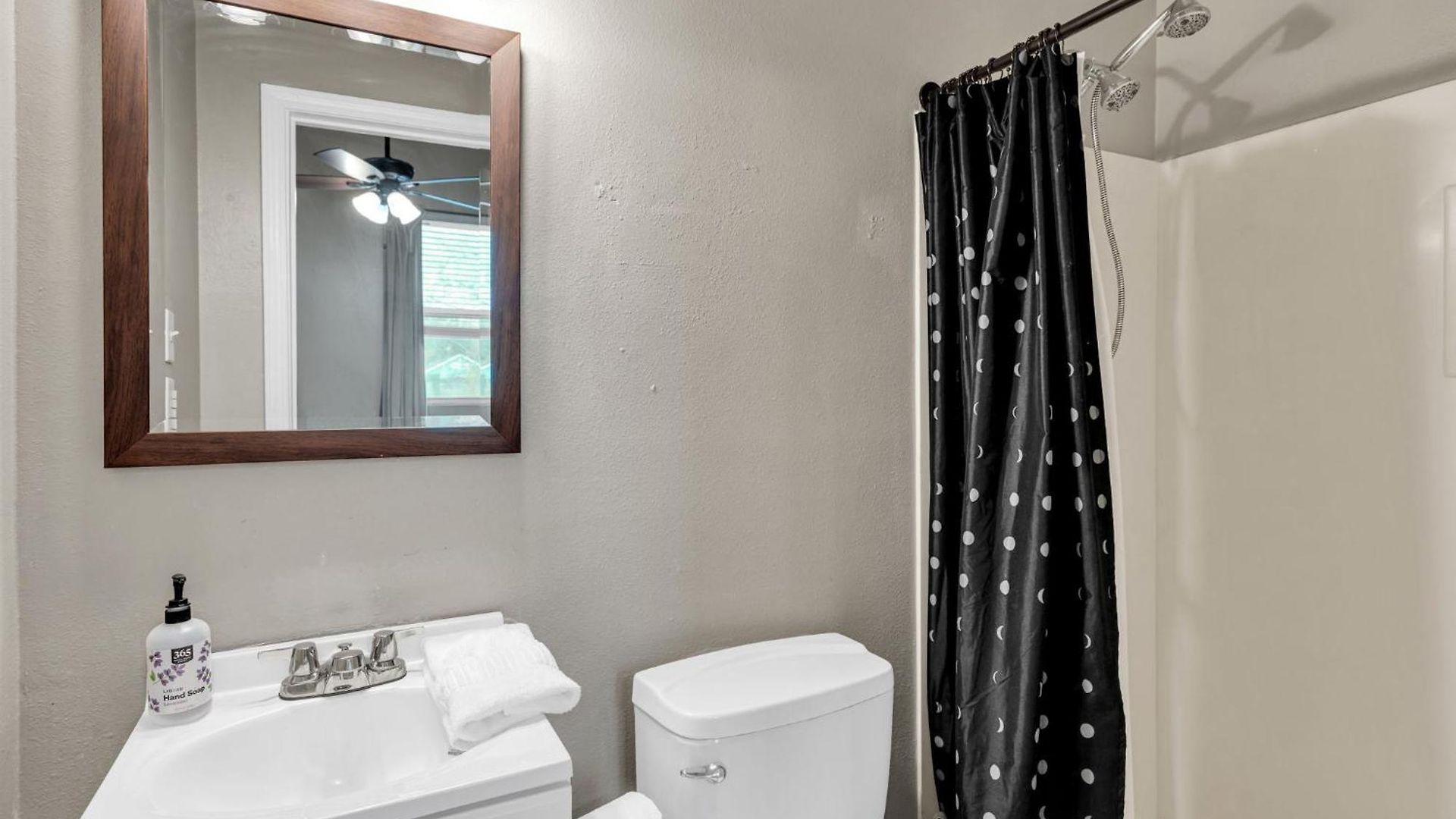 Tranquil Retreat W High Ceilings Near Streetcar Holiday home *