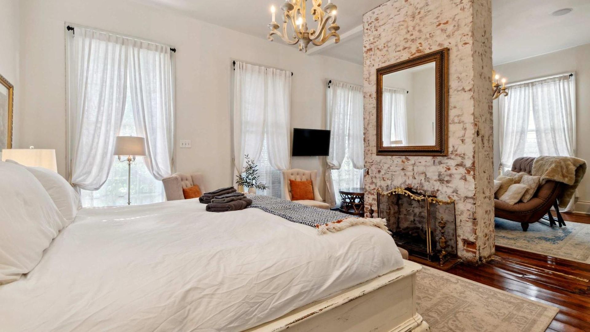 Bright W Heated Pool & Pool Table 5br 4ba Villa