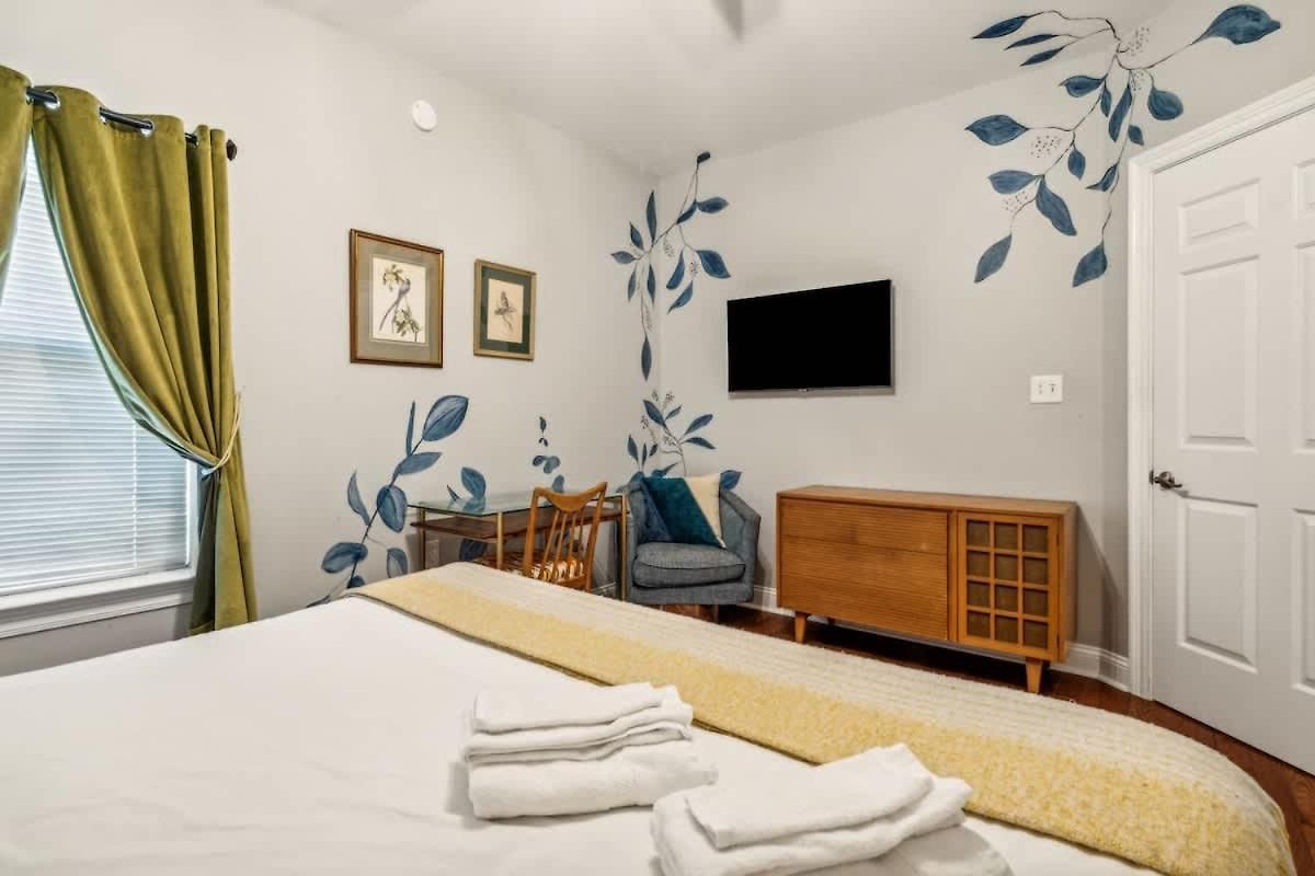 Spacious 5br 3ba With Private Courtyard And Heated Pool *