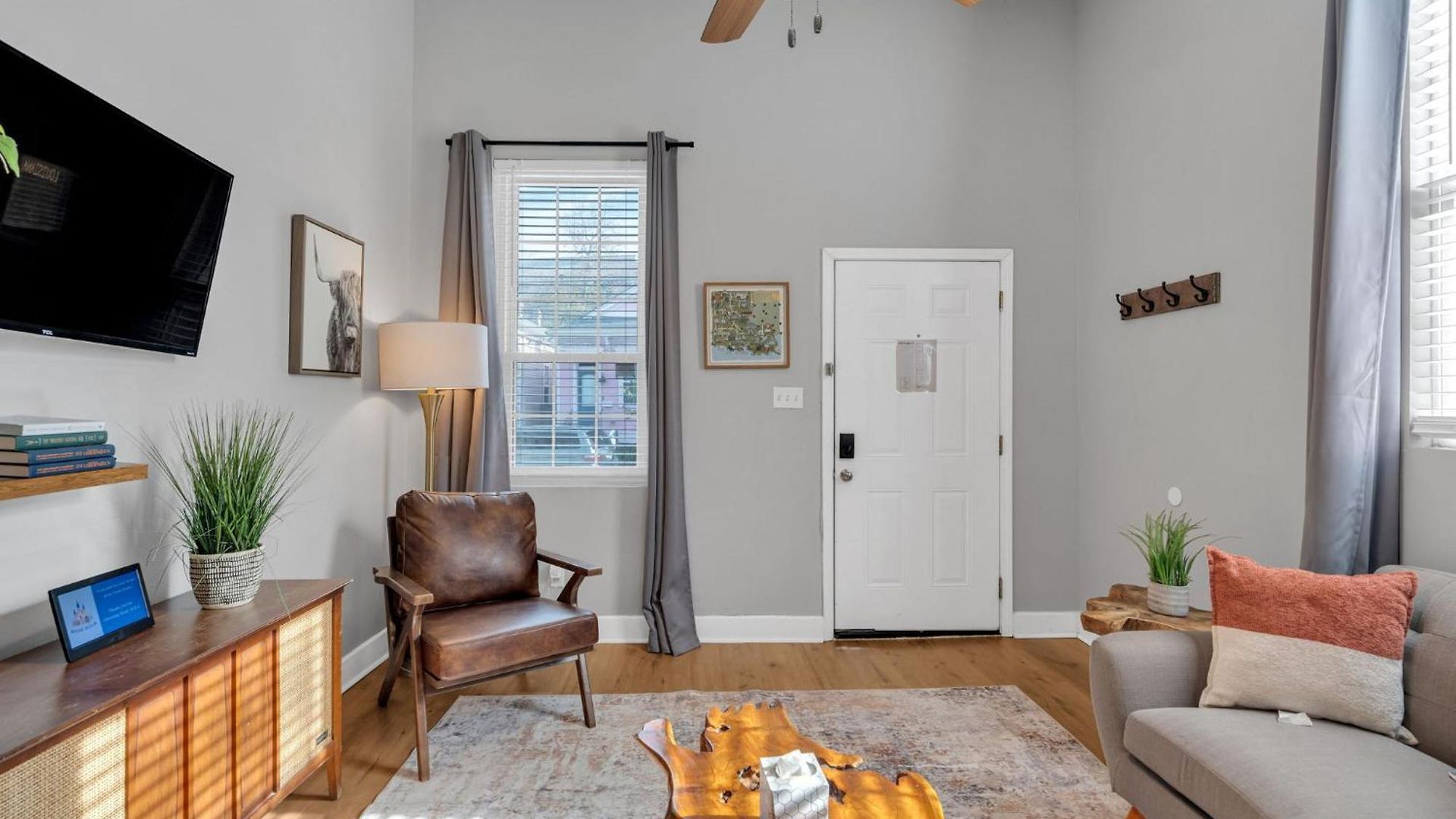 Shotgun W Porch & Backyard Near Streetcar Holiday home