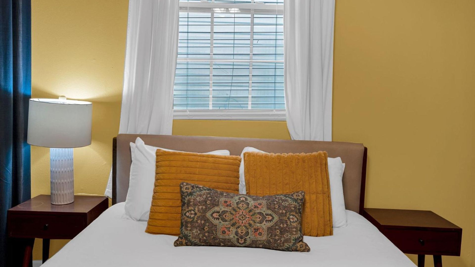 Tranquil Retreat W High Ceilings Near Streetcar