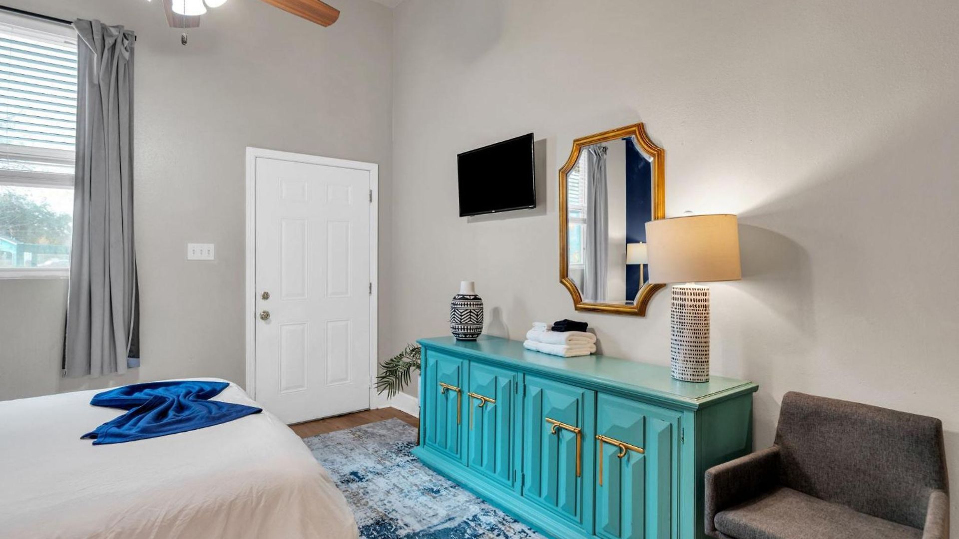 Tranquil Retreat W High Ceilings Near Streetcar Holiday home *