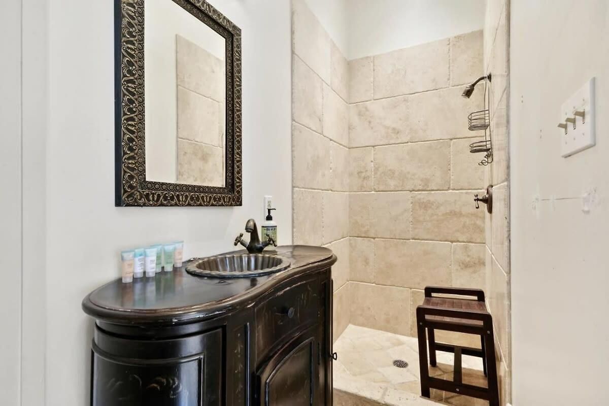 Villa Bright W Heated Pool & Pool Table 5br 4ba