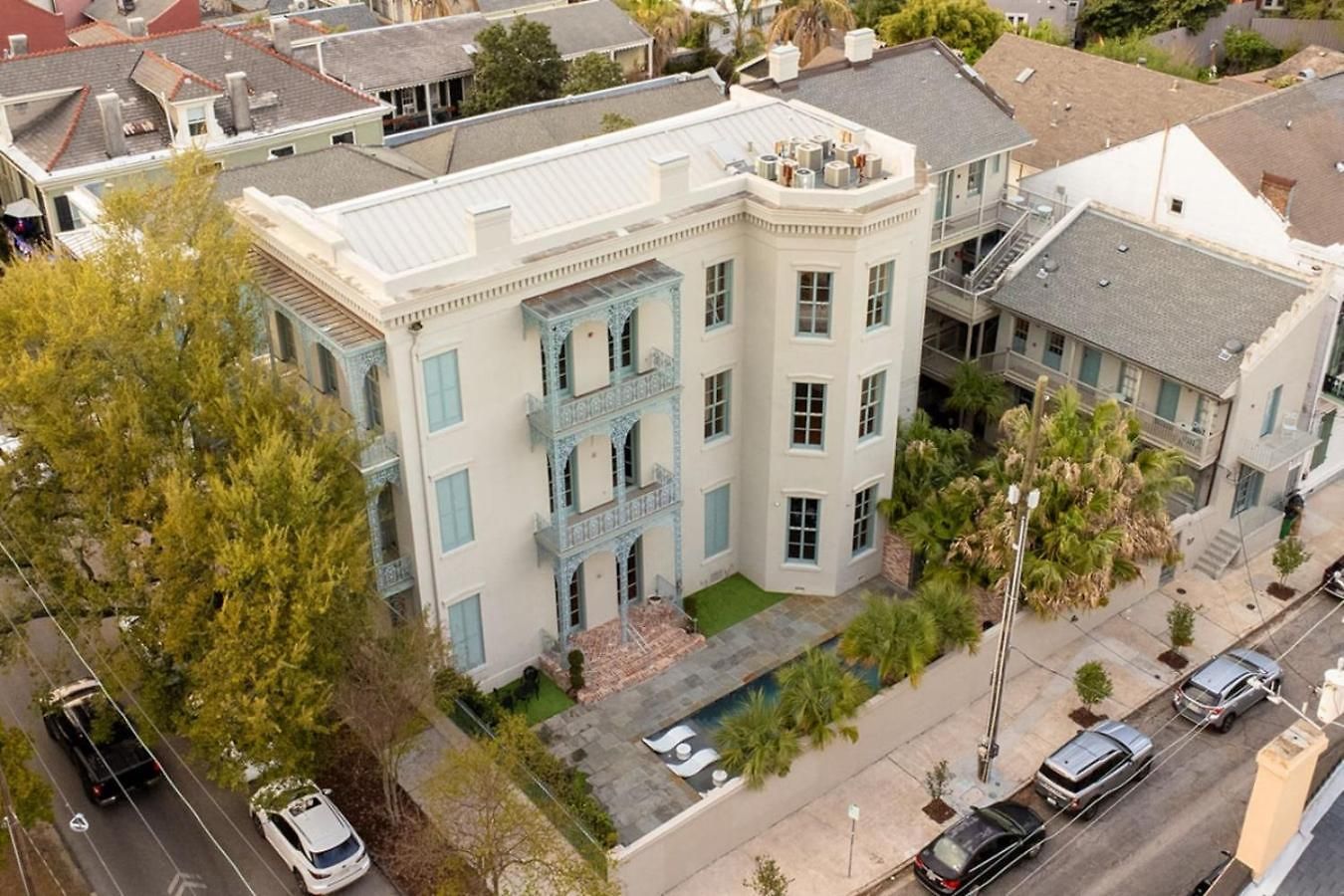 5 Themed Units In Fq With Pool