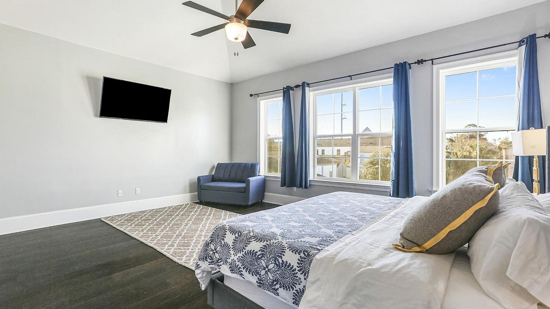 Sunny Walking Distance To Quarter And Dome Apartment