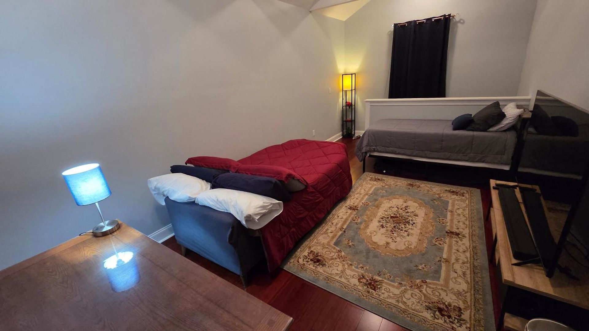 Private Bedroom Bath Sitting & Porch Apartment