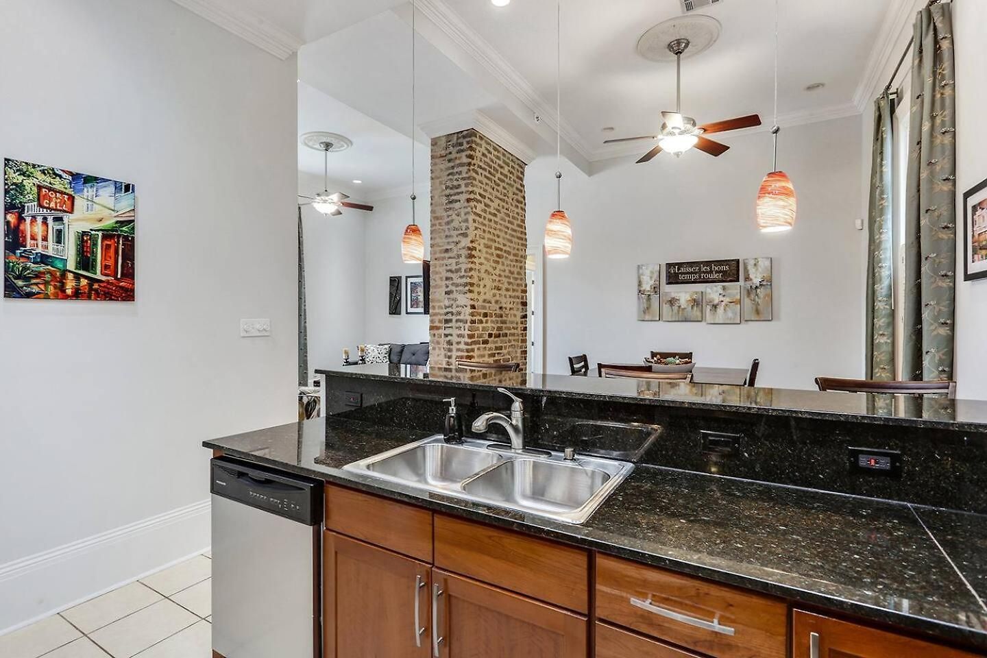 Carondelet Court Apartment