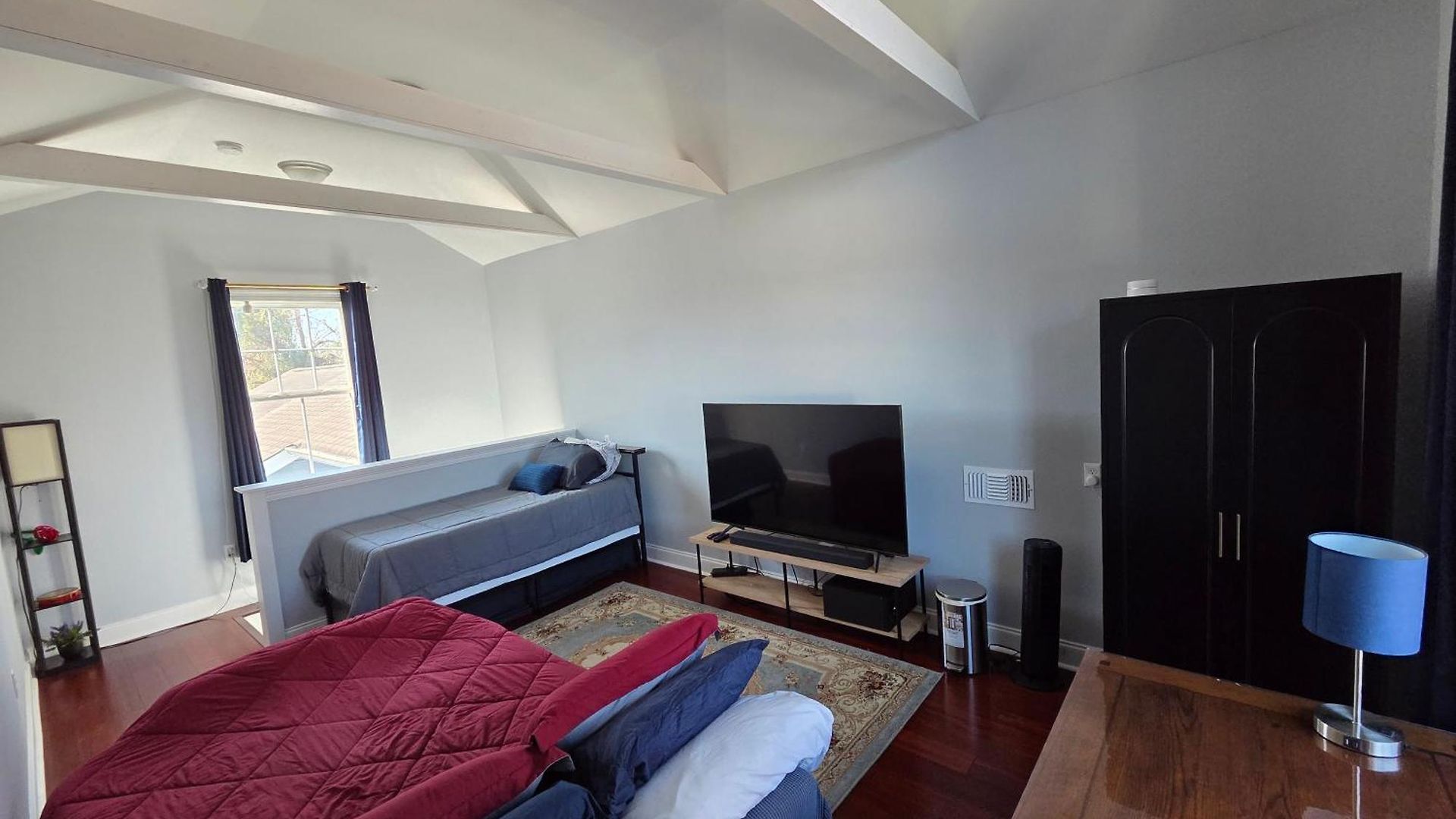 Private Bedroom Bath Sitting & Porch Apartment