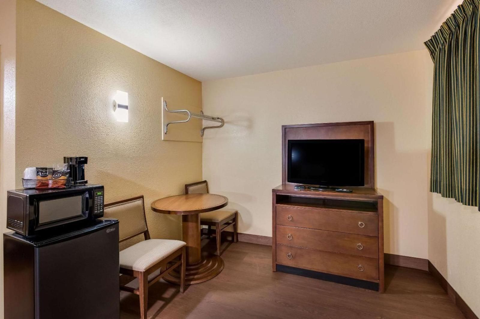 Relax Inn & Suites *