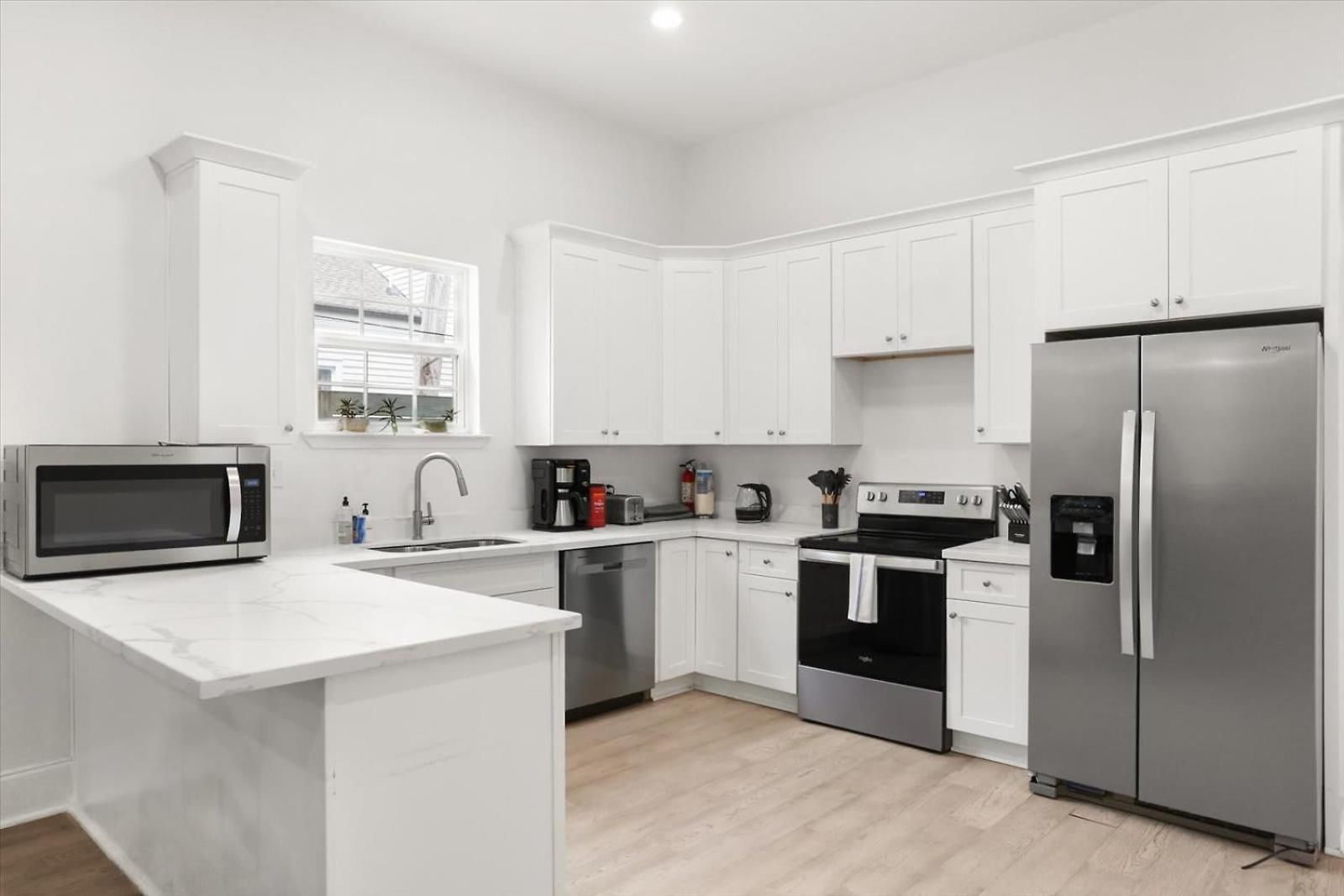 Sunny 5bed W Parking And Direct Streetcar Access *