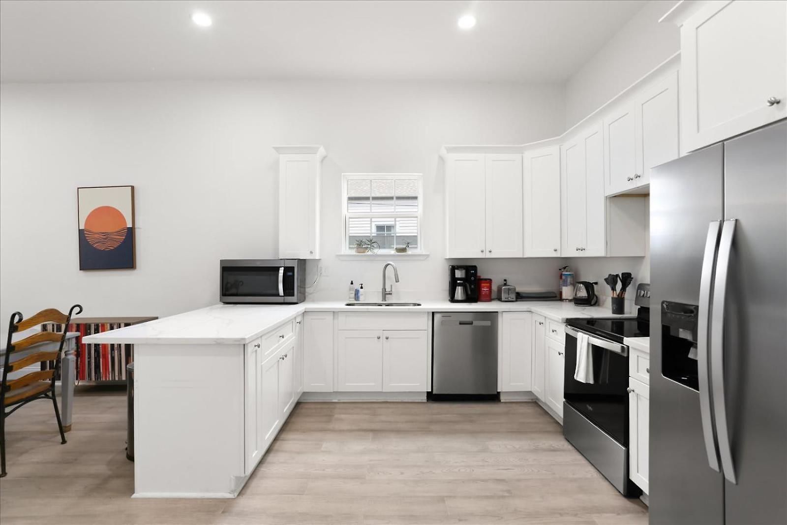 Sunny 5bed W Parking And Direct Streetcar Access *