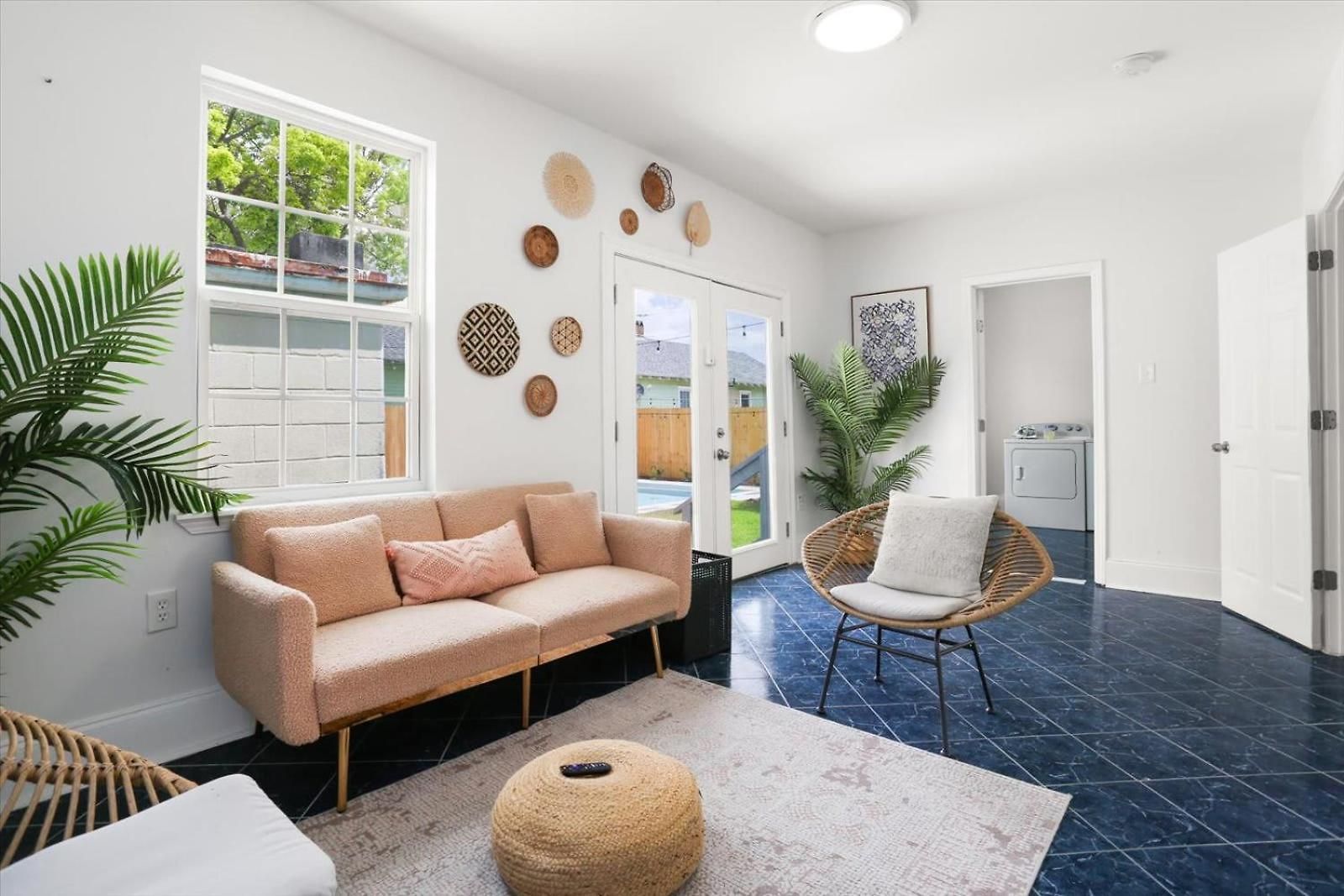 Sunny 5bed W Parking And Direct Streetcar Access Holiday home *