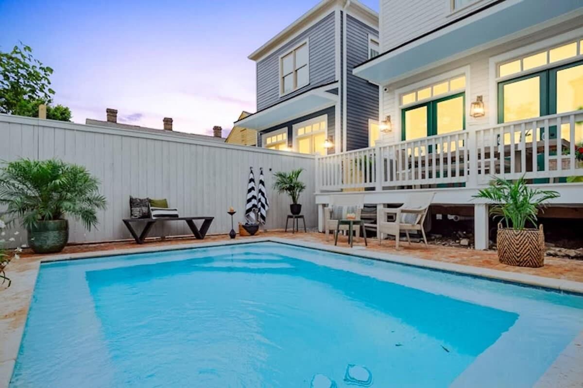 Relaxing Private Heated Pool *